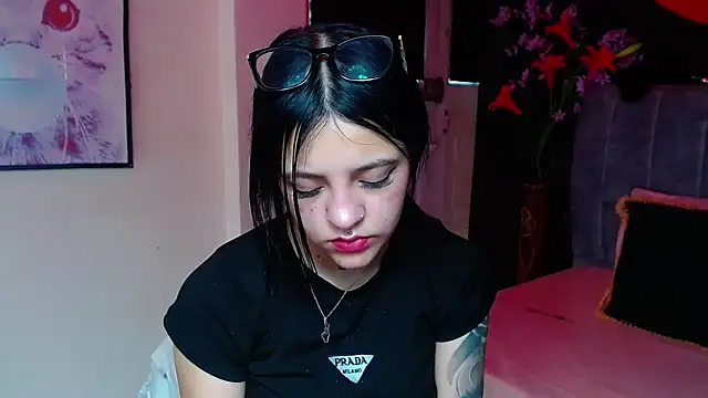 Snapshot of Violettasquirt chatting on 4, 12, 2025 Violettasquirt online show from 4, 12, 2025