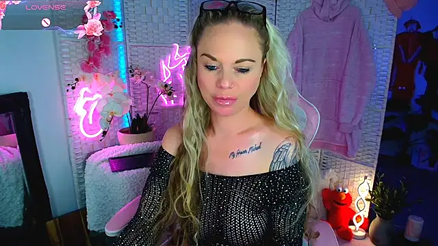 Snapshot of EllieKarrX chatting on 31, 1, 2025 EllieKarrX online show from 31, 1, 2025