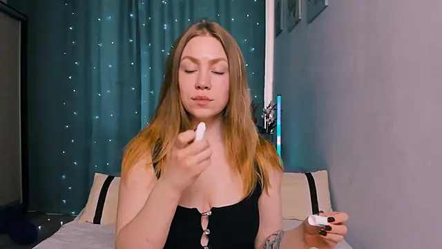 InsatiableFoxX online show from 12, 5, 2026