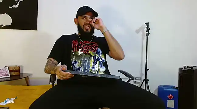 Snapshot of samir_music chatting on 18, 12, 2024 samir music online show from 18, 12, 2024