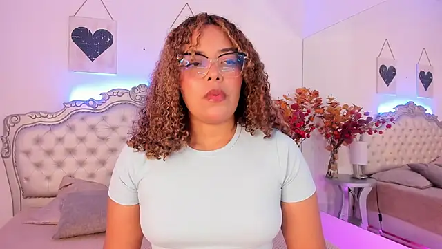 Snapshot of NiaColusi chatting on 8, 9, 2025 NiaColusi online show from 8, 9, 2025