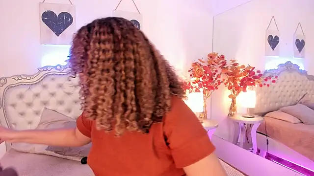 Snapshot of NiaColusi chatting on 20, 9, 2025 NiaColusi online show from 20, 9, 2025