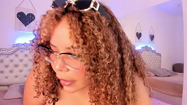 Snapshot of NiaColusi chatting on 22, 9, 2025 NiaColusi online show from 22, 9, 2025