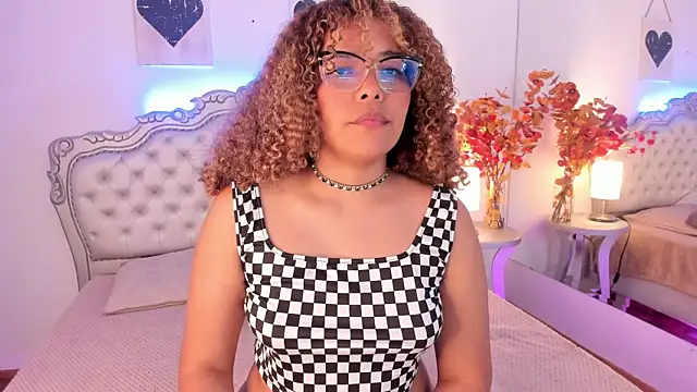 Snapshot of NiaColusi chatting on 12, 10, 2025 NiaColusi online show from 12, 10, 2025