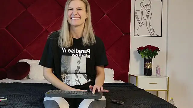 Snapshot of NattyReturn chatting on 2, 10, 2025 NattyReturn online show from 2, 10, 2025