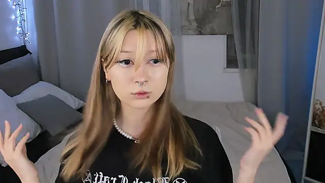 SaintGirl online show from 5, 2, 2025