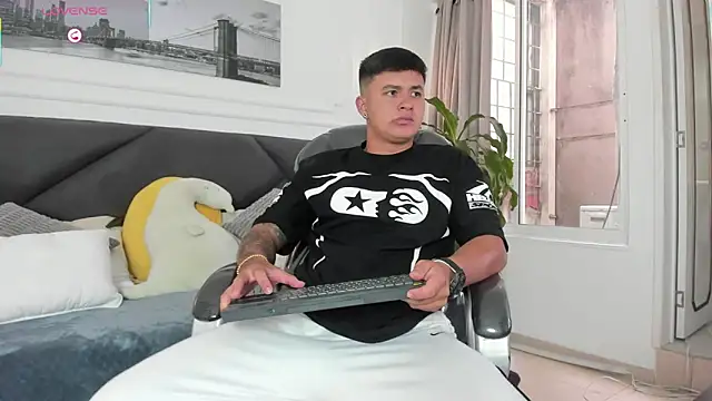 Cristopher strong online show from 11, 5, 2026