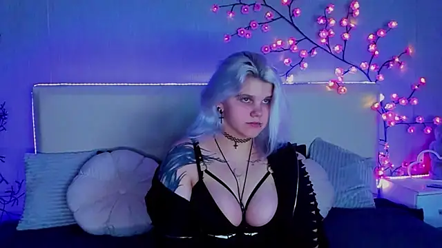 Snapshot of JoannLowe chatting on 19, 9, 2025 JoannLowe online show from 19, 9, 2025