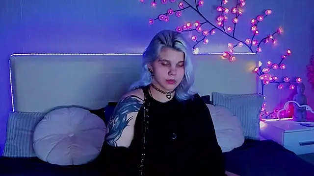 Snapshot of JoannLowe chatting on 24, 9, 2025 JoannLowe online show from 24, 9, 2025