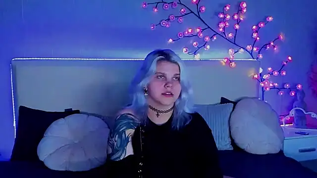 Snapshot of JoannLowe chatting on 30, 9, 2025 JoannLowe online show from 30, 9, 2025