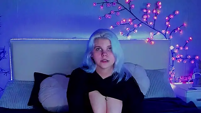 Snapshot of JoannLowe chatting on 20, 10, 2025 JoannLowe online show from 20, 10, 2025