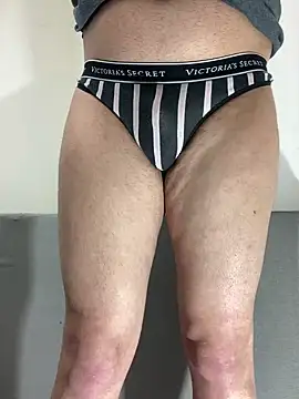 Snapshot of MiamiBang chatting on 5, 3, 2025 MiamiBang online show from 5, 3, 2025