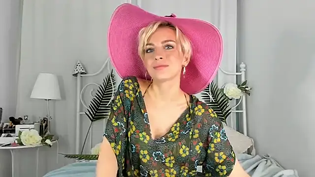 SakuFox online show from 8, 1, 2025