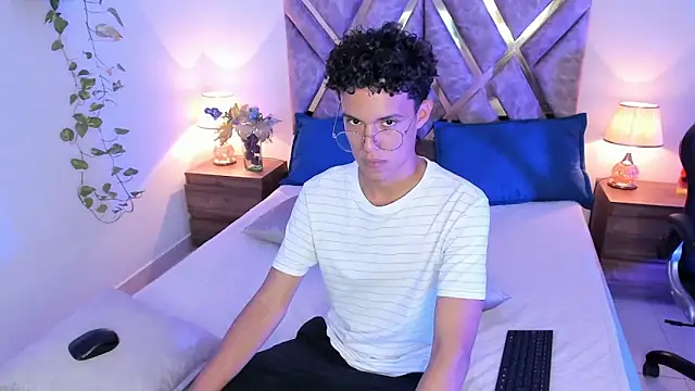 Snapshot of nickolas_moon chatting on 15, 10, 2025 nickolas moon online show from 15, 10, 2025