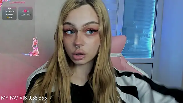 Snapshot of shy_melony chatting on 19, 4, 2026 shy melony online show from 19, 4, 2026