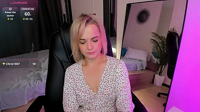 Snapshot of JessicaBeverly chatting on 15, 9, 2025 JessicaBeverly online show from 15, 9, 2025