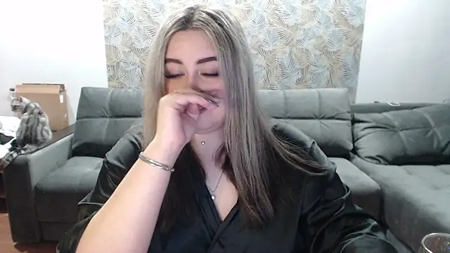 TiffaniYW online show from 4, 12, 2024