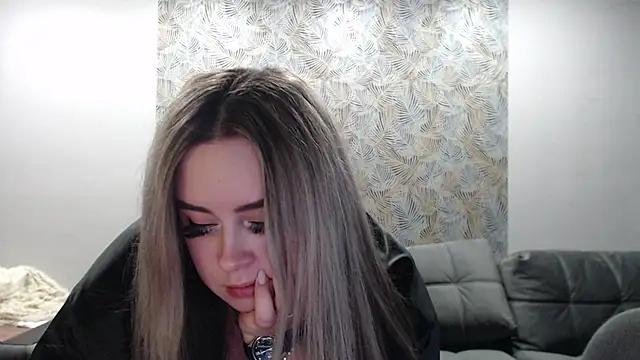 TiffaniYW online show from 26, 12, 2024