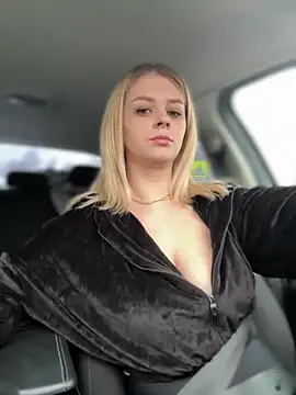 Snapshot of Love_Bri chatting on 28, 11, 2025 Love Bri online show from 28, 11, 2025