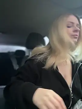 Snapshot of Love_Bri chatting on 17, 12, 2025 Love Bri online show from 17, 12, 2025