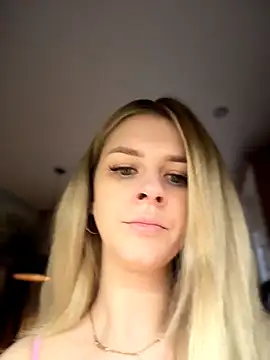 Snapshot of Love_Bri chatting on 15, 4, 2026 Love Bri online show from 15, 4, 2026