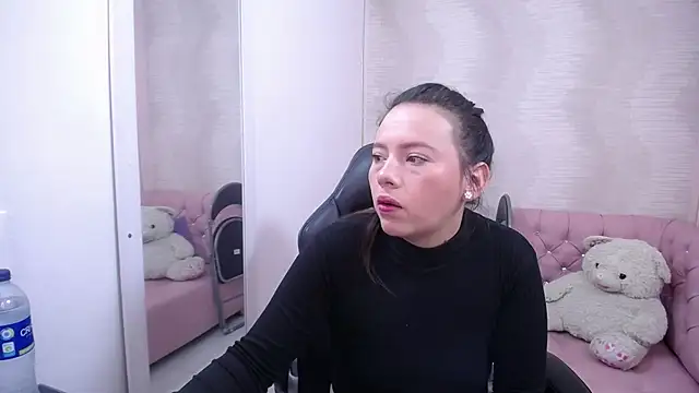 Snapshot of lauraguzman chatting on 12, 3, 2025 lauraguzman online show from 12, 3, 2025
