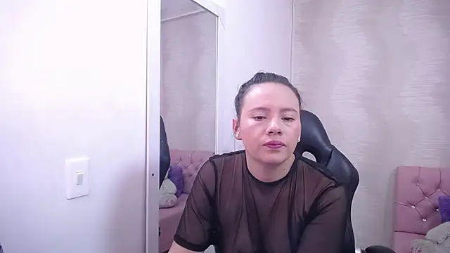 Snapshot of lauraguzman chatting on 15, 3, 2025 lauraguzman online show from 15, 3, 2025