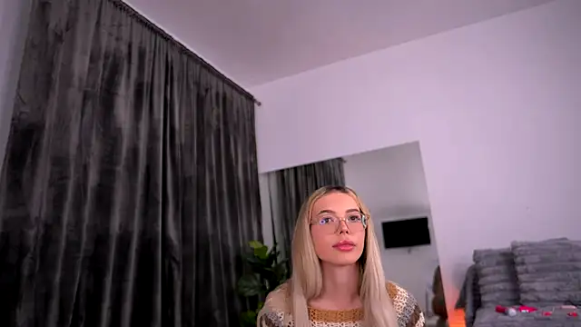 Snapshot of KylieJoyce chatting on 15, 10, 2025 KylieJoyce online show from 15, 10, 2025