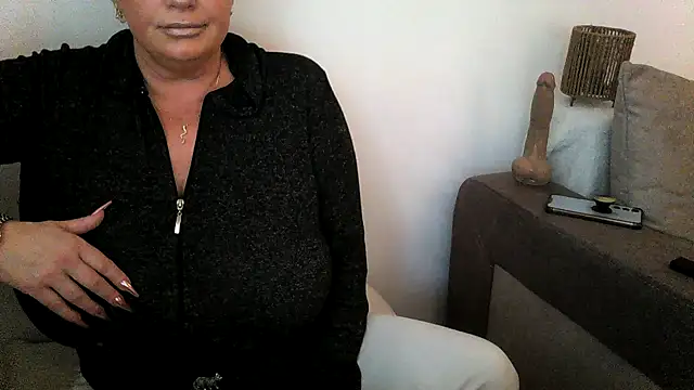 Snapshot of hotsierra4u chatting on 4, 4, 2026 hotsierra4u online show from 4, 4, 2026