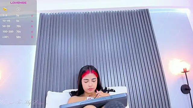 stephany roses  online show from 29, 12, 2024