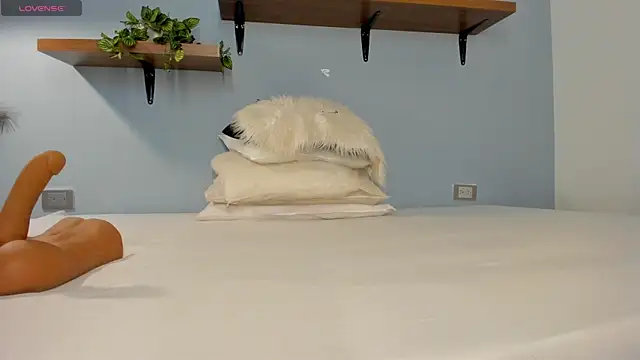 annawelk  online show from 10, 10, 2025