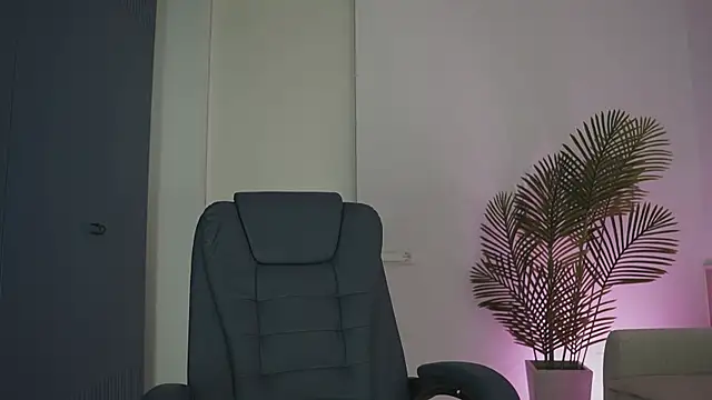 Snapshot of Yvonna_One chatting on 15, 4, 2026 Yvonna One online show from 15, 4, 2026