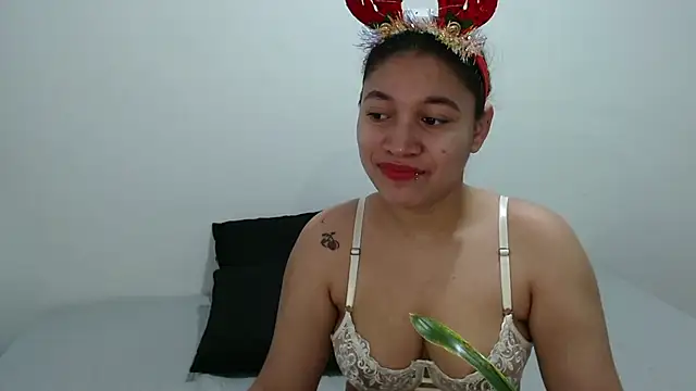 Snapshot of miss_rose1 chatting on 24, 12, 2024 miss rose1 online show from 24, 12, 2024