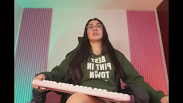 Snapshot of leila_petitee_ chatting on 22, 2, 2026 leila petitee online show from 22, 2, 2026