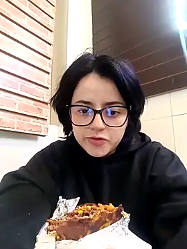Snapshot of Lin-cute chatting on 4, 3, 2025 Lin-cute online show from 4, 3, 2025
