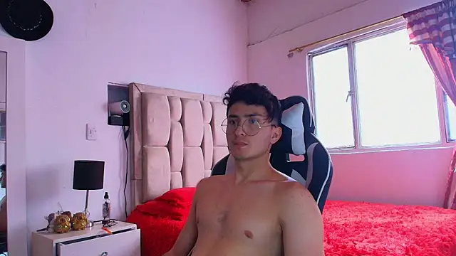 Snapshot of santyago_taylor chatting on 17, 12, 2024 santyago taylor online show from 17, 12, 2024