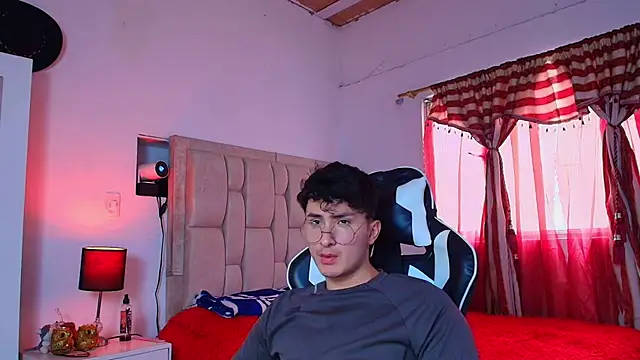 Snapshot of santyago_taylor chatting on 18, 12, 2024 santyago taylor online show from 18, 12, 2024