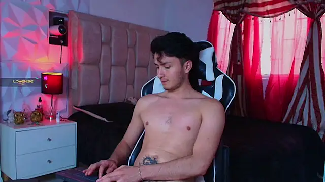 Snapshot of santyago_taylor chatting on 1, 1, 2025 santyago taylor online show from 1, 1, 2025
