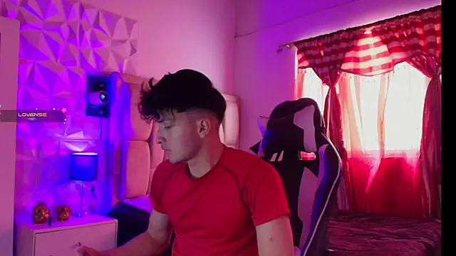Snapshot of santyago_taylor chatting on 7, 1, 2025 santyago taylor online show from 7, 1, 2025
