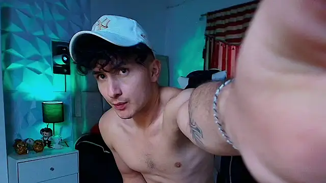 Snapshot of santyago_taylor chatting on 5, 2, 2025 santyago taylor online show from 5, 2, 2025