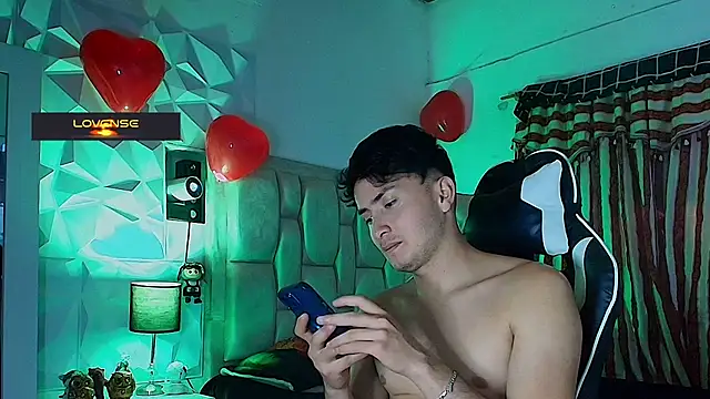 Snapshot of santyago_taylor chatting on 26, 2, 2025 santyago taylor online show from 26, 2, 2025