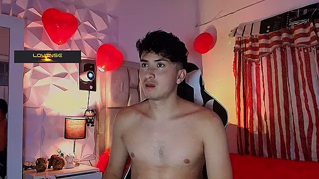 Snapshot of santyago_taylor chatting on 4, 3, 2025 santyago taylor online show from 4, 3, 2025