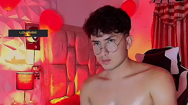 Snapshot of santyago_taylor chatting on 5, 3, 2025 santyago taylor online show from 5, 3, 2025