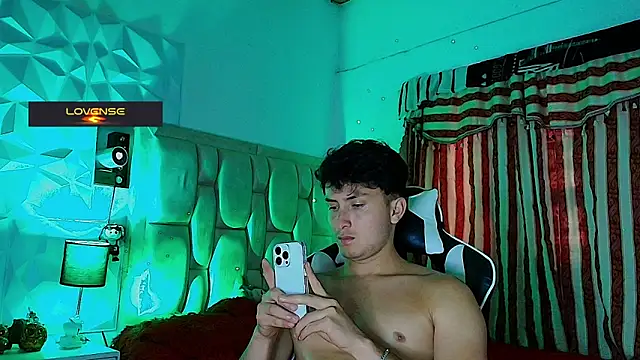 Snapshot of santyago_taylor chatting on 10, 3, 2025 santyago taylor online show from 10, 3, 2025