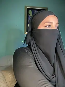 Snapshot of Zeynep-Lahsen chatting on 8, 3, 2025 Zeynep-Lahsen online show from 8, 3, 2025