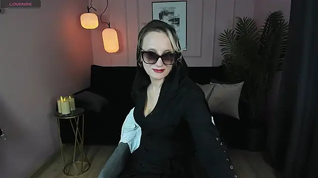 Queen Anna  online show from 30, 1, 2025