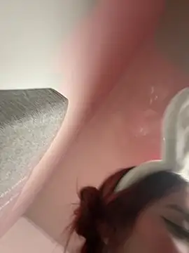 Isa smeraldy online show from 4, 3, 2026