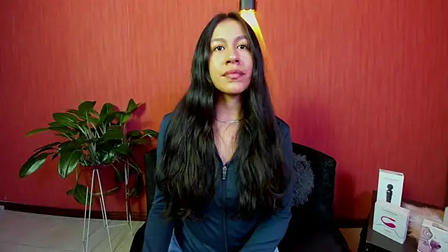 Snapshot of EmiGomez_ chatting on 8, 5, 2026 EmiGomez online show from 8, 5, 2026