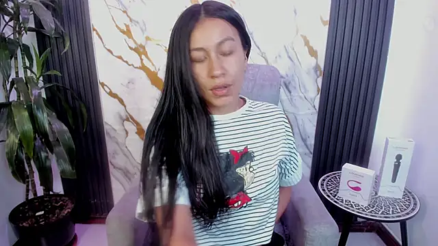 Snapshot of EmiGomez_ chatting on 27, 5, 2026 EmiGomez online show from 27, 5, 2026