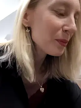 AvelinaLeoni online show from 19, 12, 2025